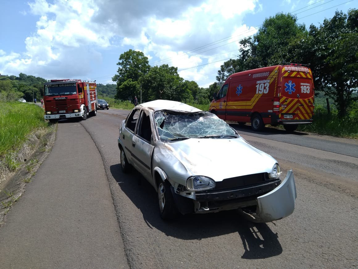 Carro com placas de Xavantina capota na SC-155 entre Seara e Itá