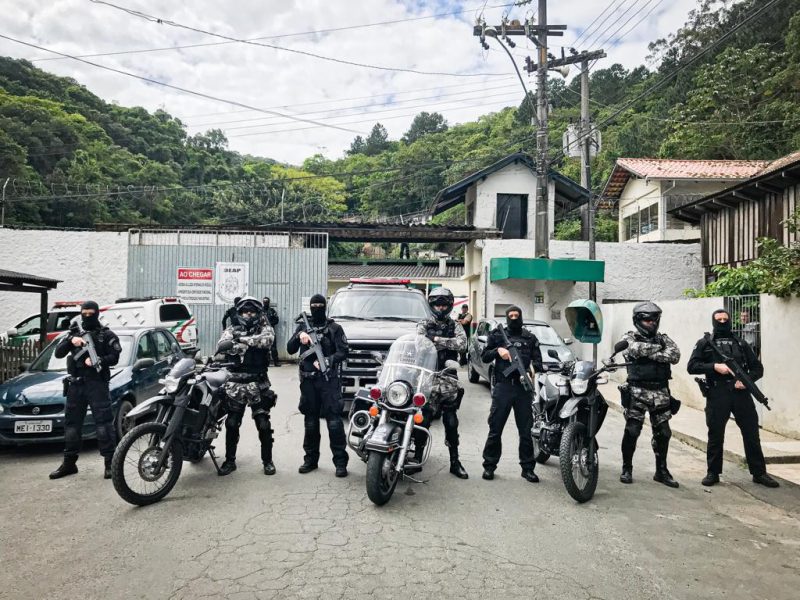 Agentes trabalham na transfer&ecirc;ncia das presas na manh&atilde; desta segunda-feira – Foto: Deap