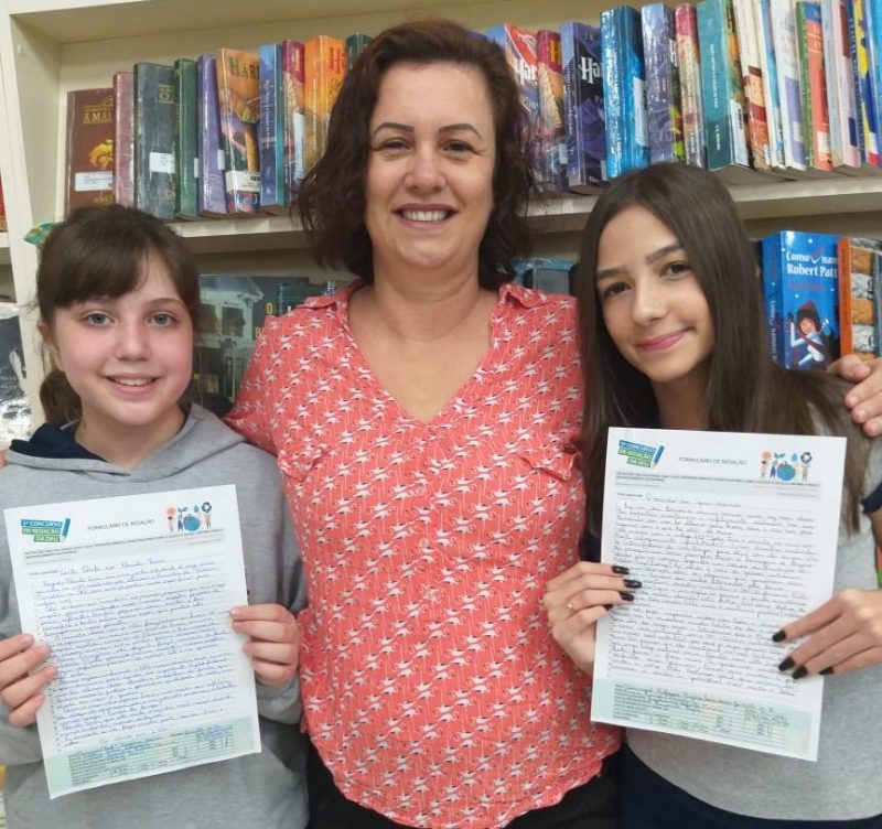 Beatriz Cercal Cachoeira (E), a professora Jaqueline Roberta Venera e Ana Luiza Flávia – Foto: divulgação