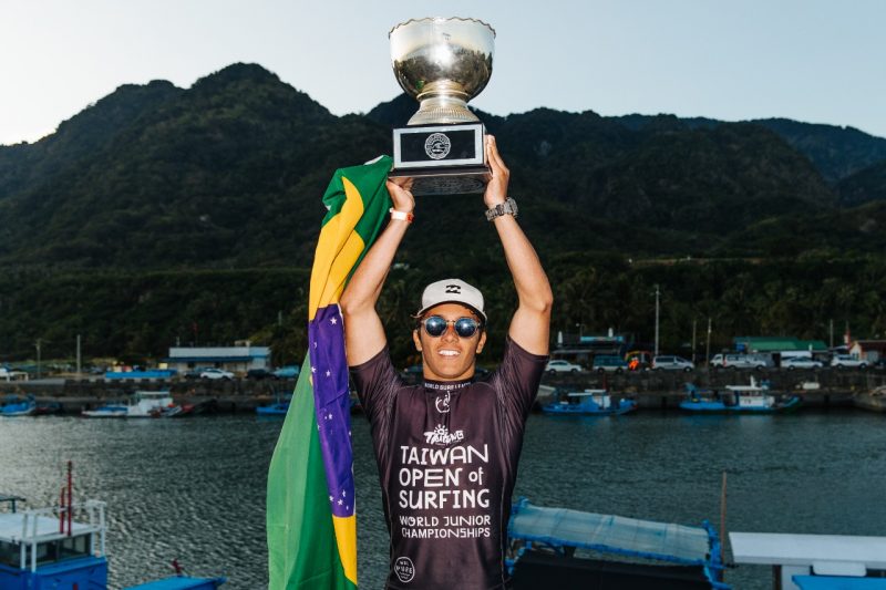 Catarinense Lucas Vicente conquistou o título do Mundial de Surfe Júnior – Foto: Matt Dunbar/WSL