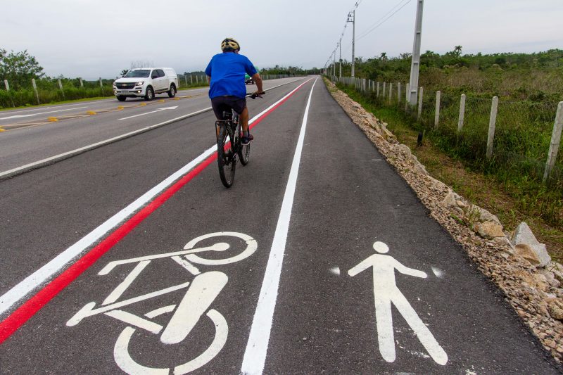 Ciclofaixa e indica&ccedil;&atilde;o para pedestres. – Foto: Foto Flavio Tin/ND