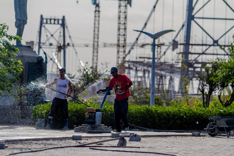 Funcionários trabalham na cabeceira insular da ponte Hercílio Luz – Foto: Foto Flavio Tin/ND