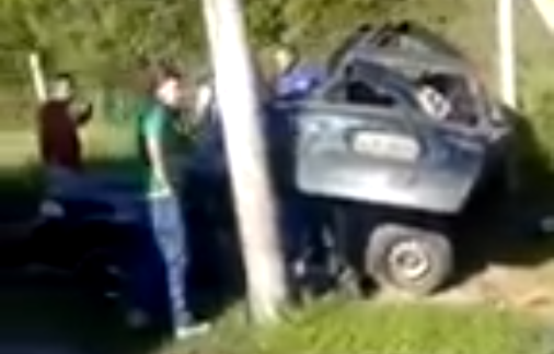 Motorista perdeu o controle do veículo, rodou e bateu contra o poste – Foto: Reprodução/ND