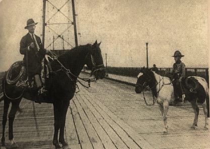 Glauco (à dir.) e o pai, Olímpio Olinger, sobre o piso de madeira da ponte Hercílio luz, na década de 1930 – Foto: Reprodução/ND