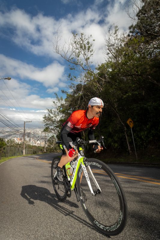 Ciclista sobiu o Morro da Cruz 36 vezes para atingir a mesma altura que o Morro do Everest – Foto: Divulga&ccedil;&atilde;o/Vinicius Leyser