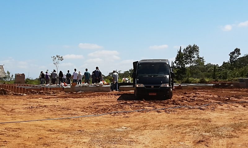 Maria Clara foi enterrada na manh&atilde; deste s&aacute;bado (30), no Cemit&eacute;rio Rio Bonito – Foto: Juliano Masselai/RICTV