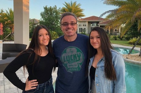 Gugu entre as filhas g&ecirc;meas Sofia e Marina – Foto: Reprodu&ccedil;&atilde;o/Internet