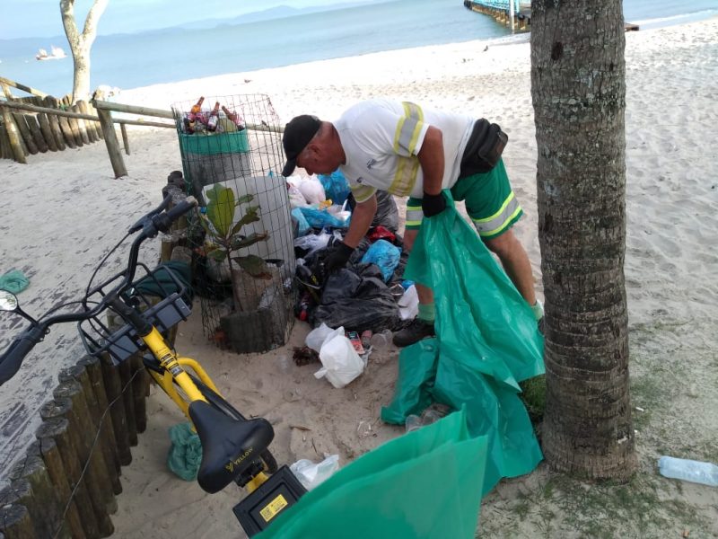 Resíduos recolhidos na orla são misturados, por isso não podem ser encaminhados para a reciclagem – PMF/Divulgação/ND