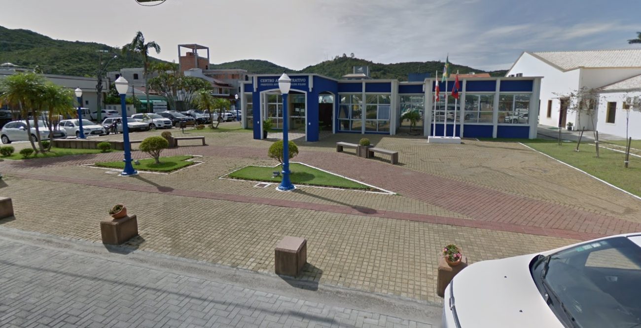 Harry Klueger, morador de Porto Belo, foi a primeira vítima de coronavírus em Santa Catarina, no último dia 26. Morador de Porto Belo, o homem ficou viúvo no ano passado e devido a saúde debilitada, estava sendo cuidado pelos filhos em sua casa. Confira a reportagem completa: <a href="https://bit.ly/2RChAeW">https://bit.ly/2RChAeW</a> - Google Street View/Reprodução/ND
