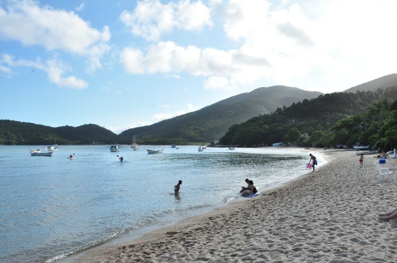 Praia da Costeira da Armação, na Baia dos Golfinhos, em Governador Celso Ramos – Foto: Prefeitura de Governador Celso Ramos/Divulgação/ND
