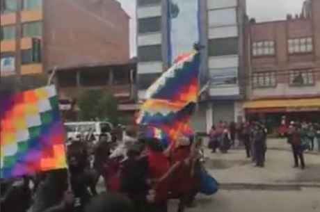 Manifestantes na Bolívia – Foto: Reprodução/Twitter