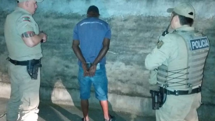 Na &eacute;poca do crime, homem foi preso em flagrante e confessou ter agredido e preparado mistura que jogou no rosto da namorada – Foto: Pol&iacute;cia Militar
