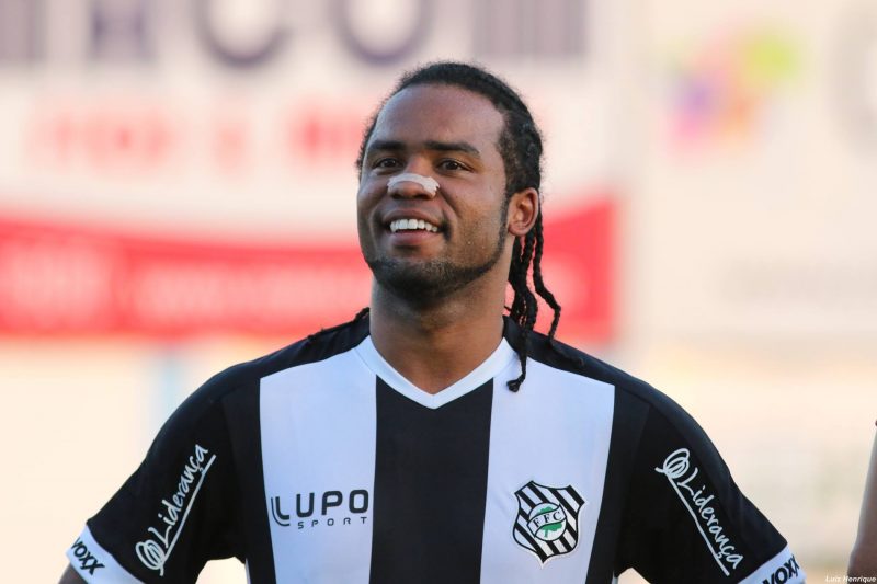 Carlos Alberto com a camisa do Figueirense: elogios de Zidane