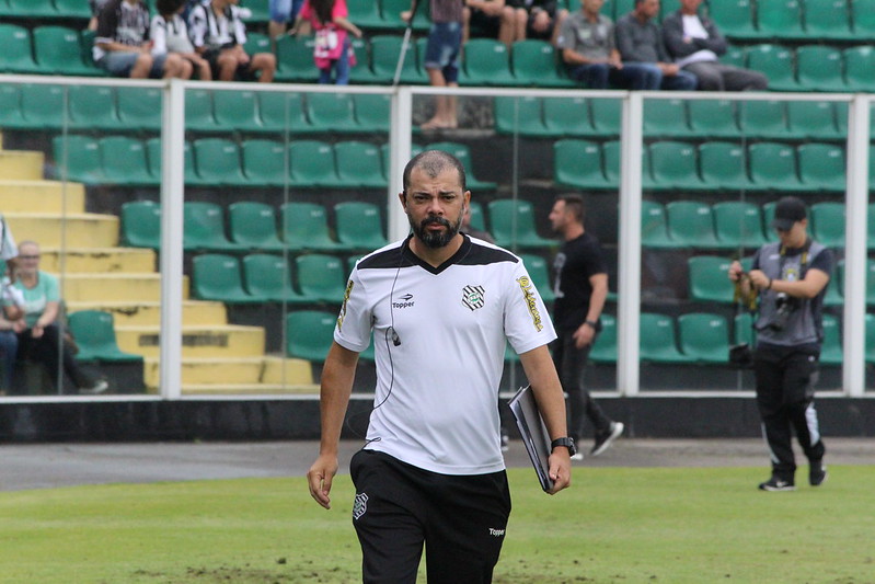 M&aacute;rcio Coelho em rota de colis&atilde;o com a torcida ap&oacute;s a elimina&ccedil;&atilde;o do Figueirense no estadual – Foto: Matheus Dias/FFC