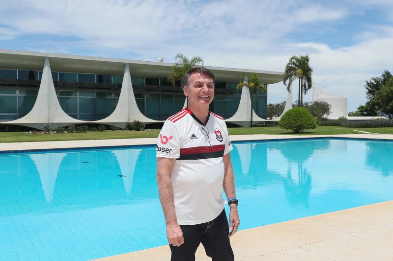 Bolsonaro vai à praia em base naval ao lado da filha Laura