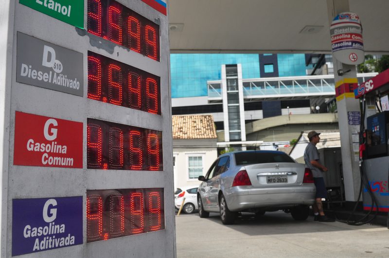 Gasolina tem reajuste de 5% e diesel de 3%, segundo Petrobras – Foto: Gabriel Lain/Arquivo/ND
