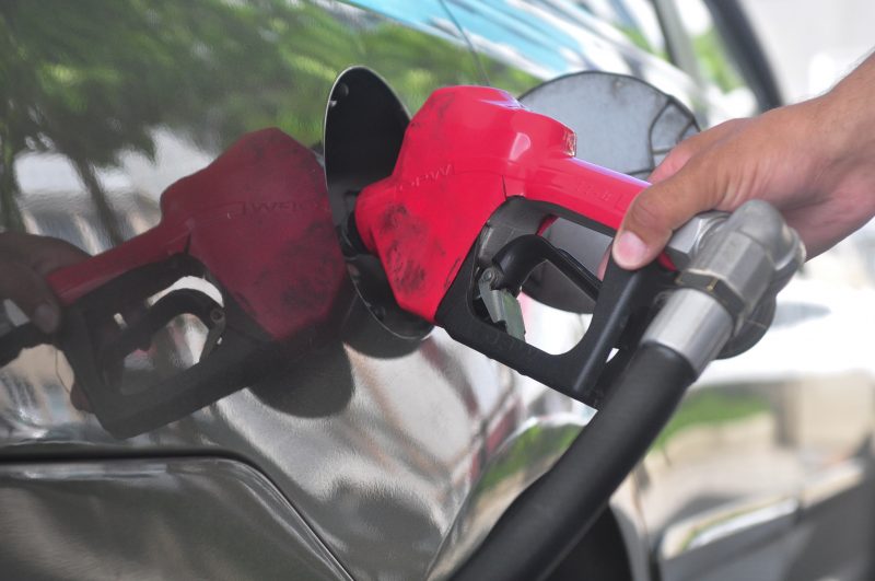 Frentista colocando gasolina no carro