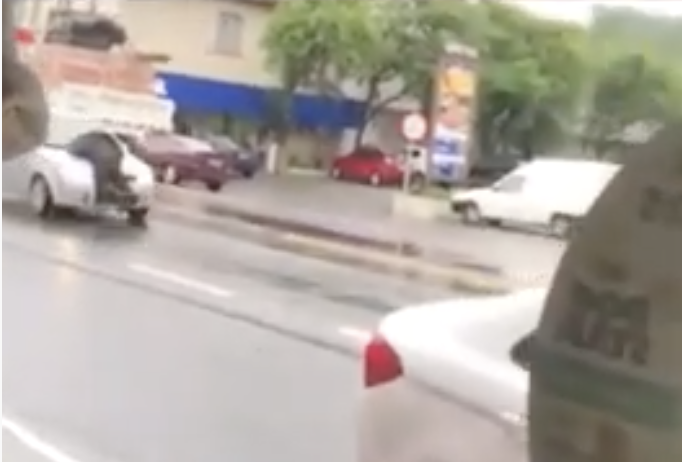 Imagem mostra escudo humano preso ao cap&ocirc; do carro dos assaltantes – Foto: Reprodu&ccedil;&atilde;o