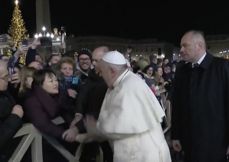 Papa Francisco se irrita com fiel que o puxou – Foto: Reprodução Youtube