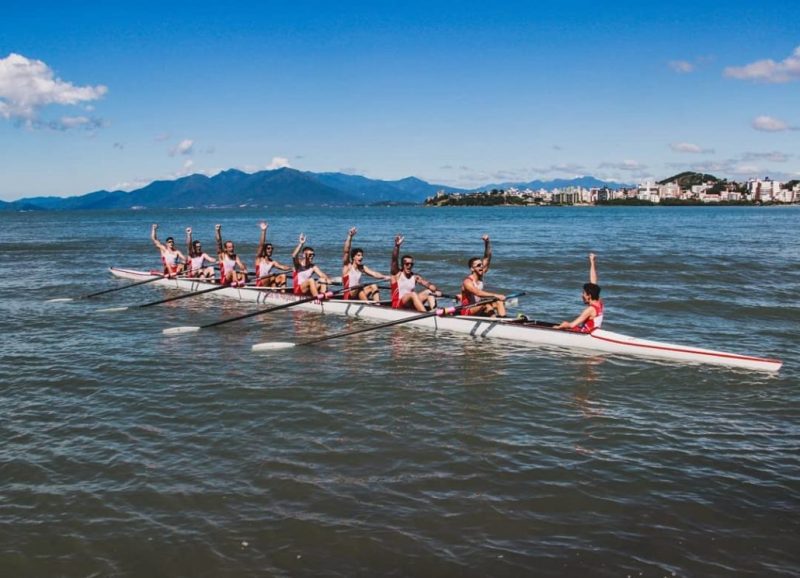 Equipe do Clube de Regatas Aldo Luz no desafio da contornar a Ilha de Santa Catarina em 2018 – Foto: Divulga&ccedil;&atilde;o/ Aldo Luz