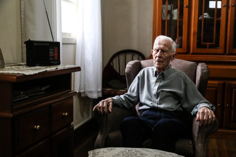 Na rotina de seu Adalg&iacute;sio, o r&aacute;dio est&aacute; sempre presente – Foto: Anderson Coelho/ND