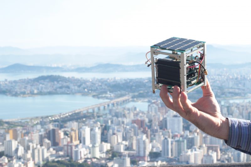 Um cubeSat &eacute; um tipo de sat&eacute;lite miniaturizado (nanossat&eacute;lite) – Foto: Gustavo Mancuso Bolson/UFSC/Divulga&ccedil;&atilde;o/ND