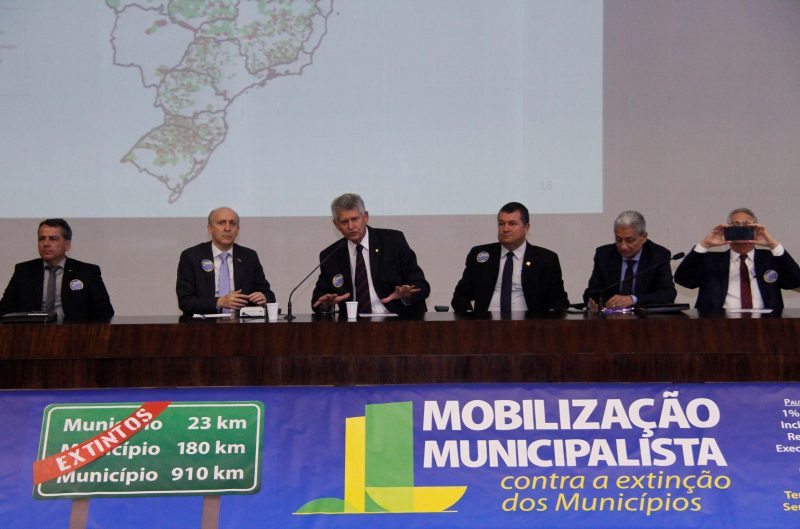 Prefeitos em ato contra a extinção de municípios. – Foto: Divulgação/CNM