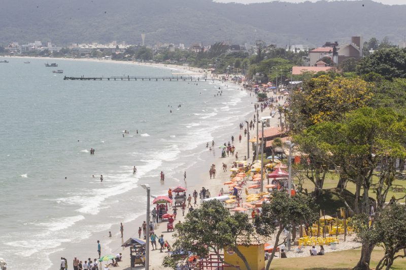 Praia de Canasvieiras, no Norte da Ilha de Santa Catarina – Foto: Marco Santiago/Arquivo/ND