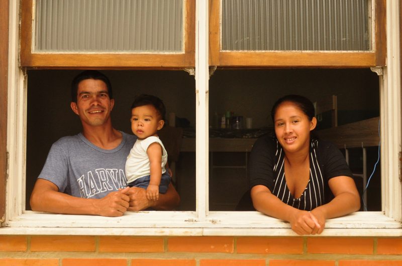 Diana, Alberto e José Miguel vieram ao Brasil em busca de uma vida melhor &#8211; Foto: Gabriel Lain/ND