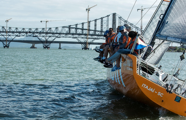 Itaja&iacute; Sailing Team na regata Volta a Ilha. Foto: Divulga&ccedil;&atilde;o/IST&nbsp;
