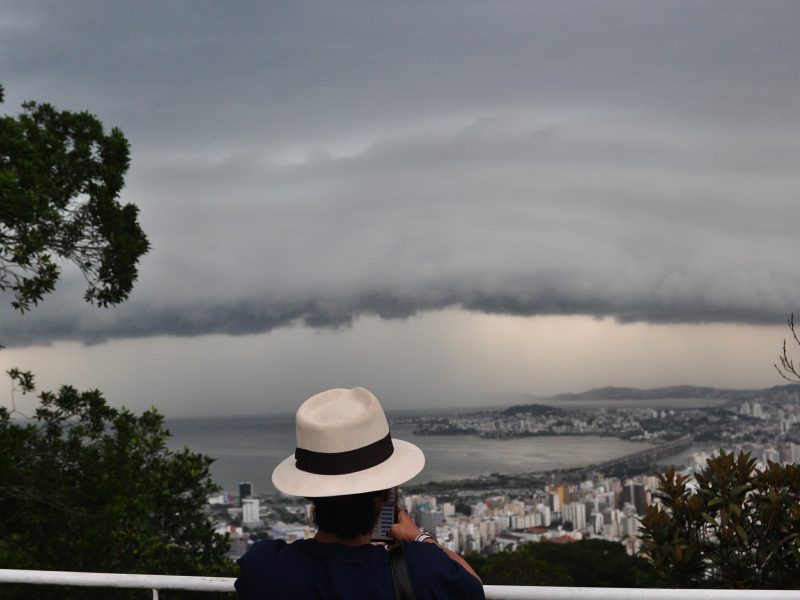 Frente fria derruba temperatura e traz risco de temporais e alagamentos em SC