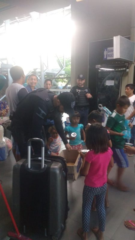 Crianças receberam alimentos assim que desembarcaram no Terminal Rita Maria – Foto: Divulgação/ND