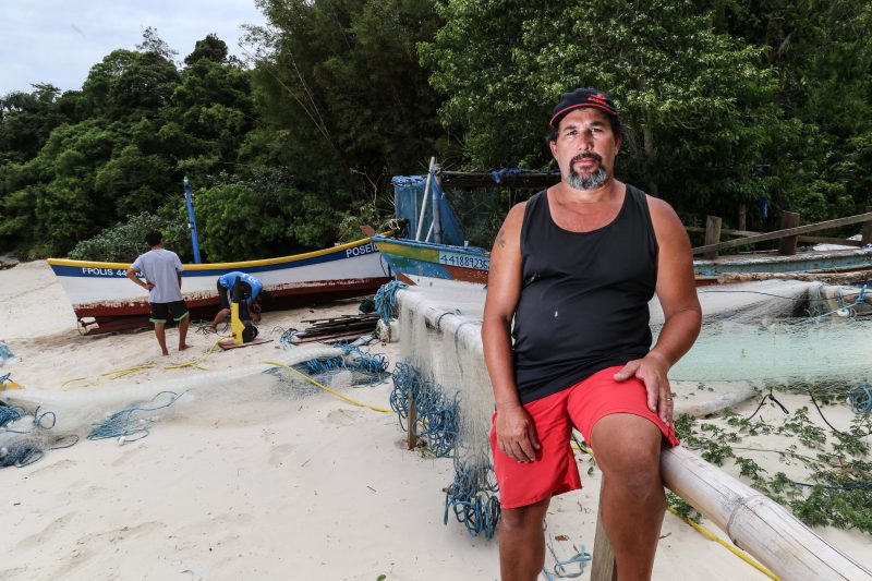 Pescador Walnei Ailton Cardoso, o seu Nei, vê a praia ‘diminuir’ – Foto: Anderson Coelho/ND