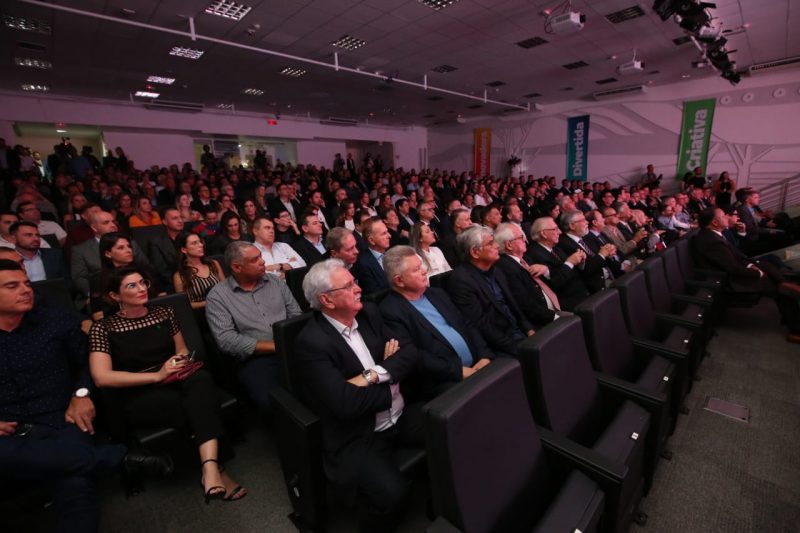 Autoridades, lideranças empresariais e políticas, profissionais de agências de propaganda e clientes acompanham o anúncio, na Fiesc – Foto: Anderson Coelho/ND