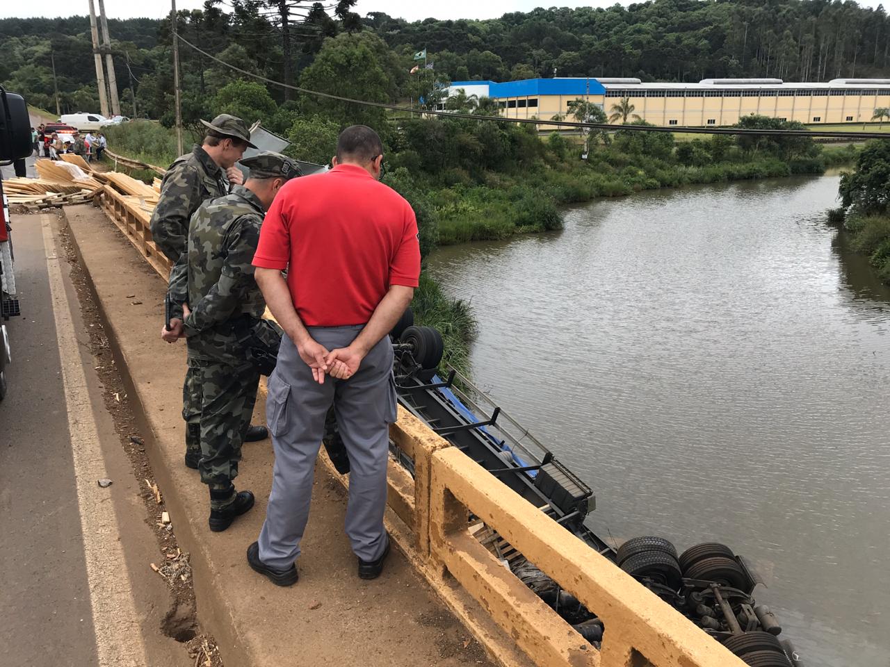 VÍdeo Motorista Morre Após Carreta Cair De Ponte Em Caçador