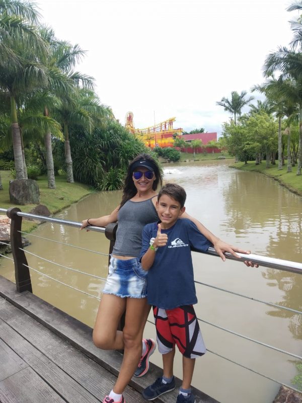 Miriam e o filho Guga, que vive bem melhor ap&oacute;s o tratamento com o medicamento &agrave; base de canabidiol – Foto: Divulga&ccedil;&atilde;o/ND