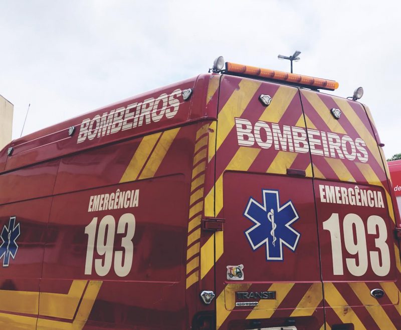 mulher atropelada em faixa de pedestres foi socorrida pela ambulância do corpo de bombeiros militar 