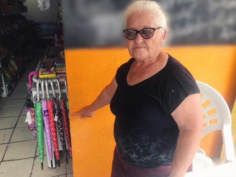 Dona Francelina, moradora há 35 anos do bairro Fátima, já presenciou várias inundações – Foto: Luana Amorim/ND
