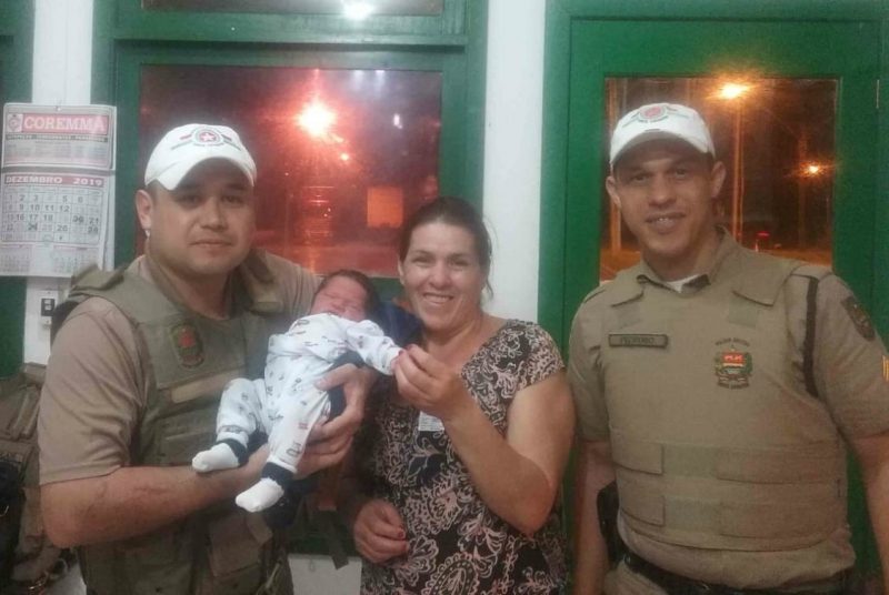 O pequeno Robson, de apenas um dia de vida, foi salvo pelos policiais depois de se afogar com o leite materno – Foto: PMRv/Divulga&ccedil;&atilde;o