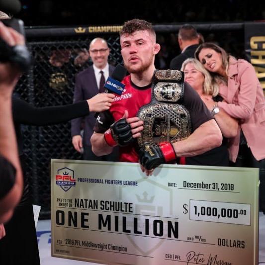 Natan Schulte com o cheque que ganhou ano passado em Nova Iorque, no mesmo campeonato – Foto: arquivo pessoal, divulgação