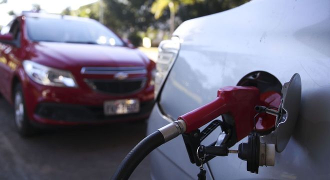 Em SP, o litro do combustível voltou a superar os R$ 5 e registrou R$ 5,09 &#8211; Foto: José Cruz/Agência Brasil/ND