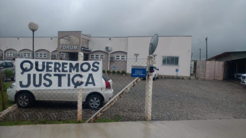 Em audi&ecirc;ncia do caso, fam&iacute;lia pediu justi&ccedil;a em frente ao F&oacute;rum de Araquari – Foto: Ricardo Moreira/NDTV