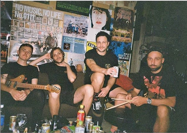 Delta Spleep A banda inglesa chega ao Brasil em abril de 2020 para uma única apresentação. O quarteto inglês tem se destacado por músicas que misturam vários ritmos e acrescentam uma pegada eletrônica. - Reprodução/Instagram