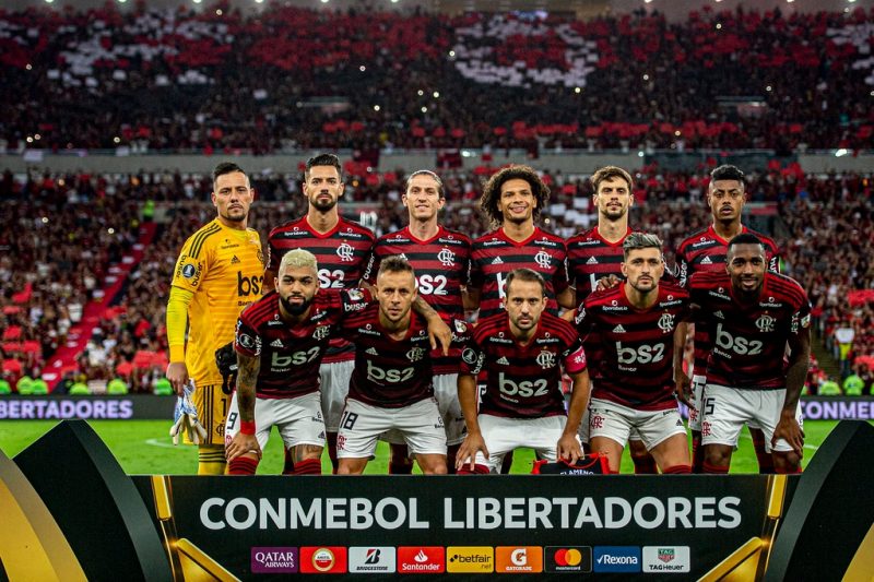 Após 38 anos de espera, o Flamengo voltou a levantar a taça da Libertadores da América – Foto: Marcelo Cortes/Flamengo