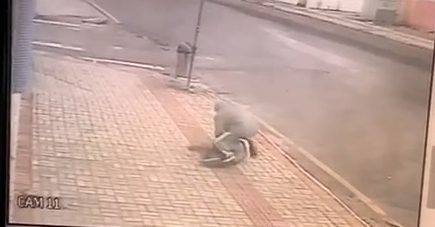 Idoso foi agredido na rua em Balne&aacute;rio Cambori&uacute; – Foto: Reprodu&ccedil;&atilde;o/ND