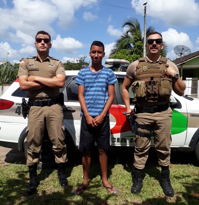 Reencontro dos policiais-heróis Jonatas (E) e Paulo (D) e o adolescente ocorreu neste domingo (29) &#8211; Foto: Polícia Militar, divulgação