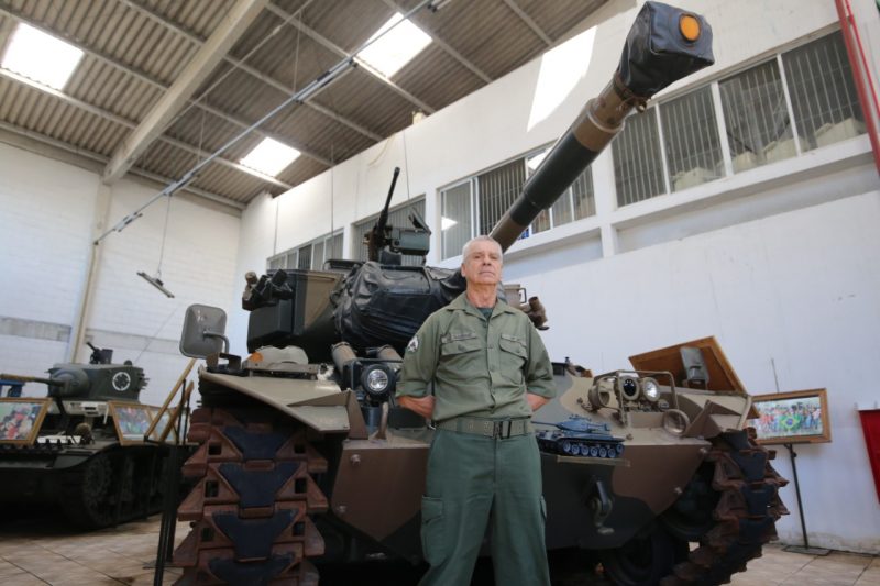 Sargento Dudevant em frente ao tanque que recebeu do Exército Brasileiro – Foto: Anderson Coelho/ND