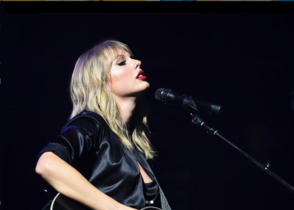 Taylor Swift A cantora americana Taylor Swift se apresenta no Brasil pela primeira vez em 2020. Os shows acontecem nos dias 18 e 19 de julho em São Paulo. A turnê Lover reúne canções do álbum mais recente de Taylor, além de hits da carreira. - Reprodução/Instagram