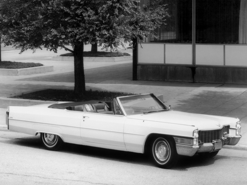 B.B. King e Eric Clapton - Riding With the King: a dupla desfila em um Cadillac DeVille durante as cenas do clipe. O vídeo completo está aqui: http://bit.ly/30b7pkB - Foto: Divulgação - Foto: Divulgação/Garagem 360/ND