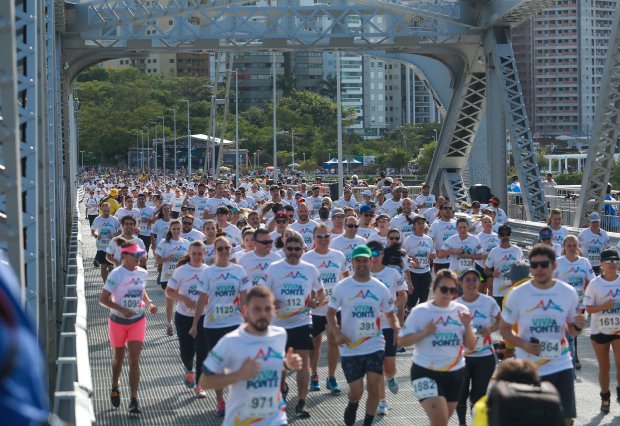 Corrida de rua realizada na Ponte Herc&iacute;lio Luz antes da pandemia. – Foto: Arquivo/Julio Cavalheiro / Secom